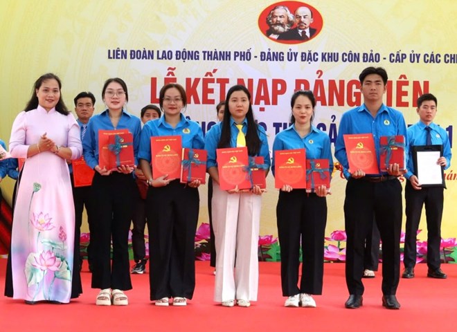 호치민시 노동총연맹은 꼰다오 특별구역에서 우수 노동조합원 및 노동자를 위한 입당식을 공동으로 조직합니다. 사진: Đức Long
