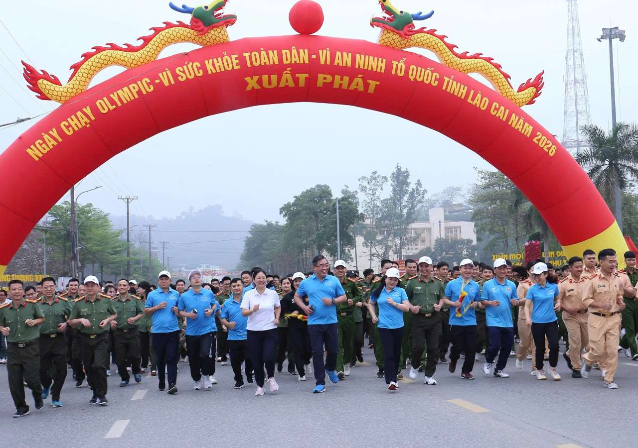 El día de la carrera olímpica por la salud de todo el pueblo 2026 en Lào Cai tuvo lugar en la mañana del 22 de marzo. Foto: Văn Đức.