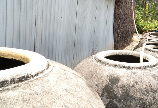 Người dân xã Biển Bạch, Cà Mau chuẩn bị dụng cụ trữ nước vào mùa khô. Ảnh: Nhật Hồ.