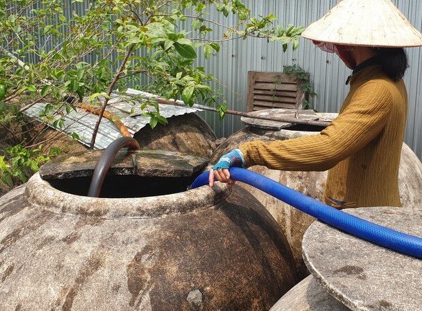 Mỗi năm vào mùa khô nhiều vùng nông thôn tại Cà Mau đối mặt tình trạng thiếu nước ngọt. Ảnh: Nhật Hồ.