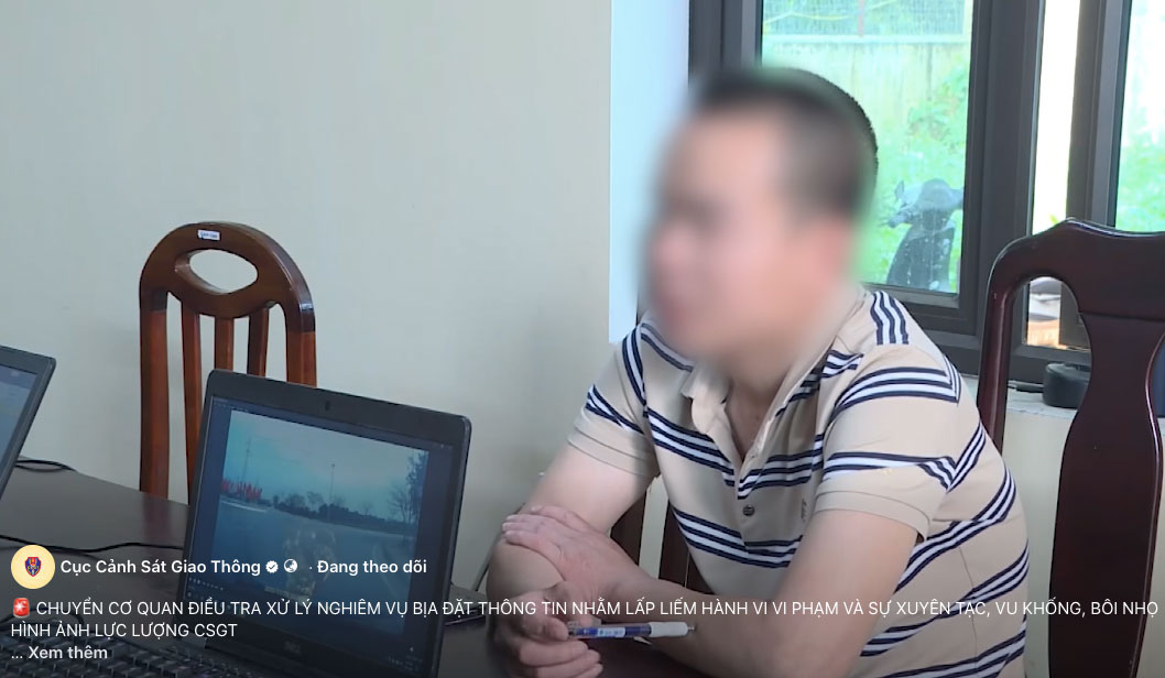 Cảnh sát làm việc với người liên quan trong vụ vi phạm nồng độ cồn, còn quay video, phát tán nội dung sai lệch lên mạng xã hội. Ảnh cắt từ clip Cục CSGT