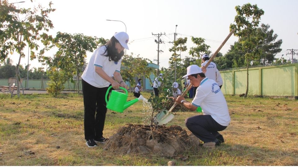Representatives of the health sector plant trees to respond to the movement to build green, clean and beautiful facilities. Photo: Hoang Loc
