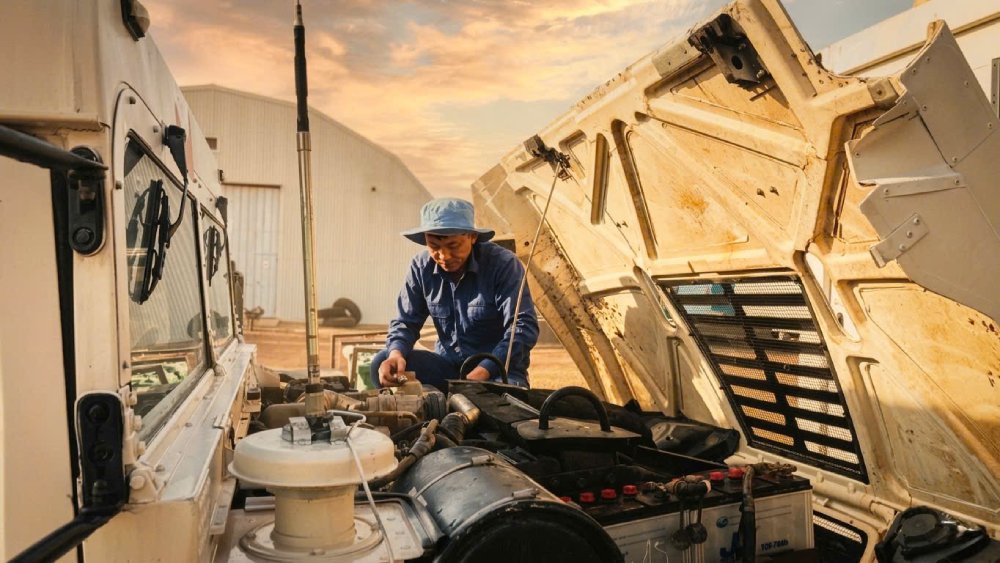 Tranh thủ từng phút giây, tổ kỹ thuật dốc sức bảo dưỡng để cỗ máy thép sẵn sàng cho ca làm việc rạng sáng hôm sau. Ảnh: Hải Yến