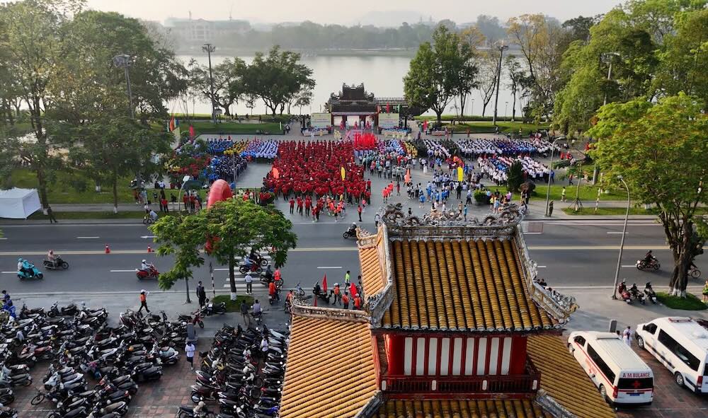 Không khí sôi động trước thời điểm xuất phát. Ảnh: Quảng An