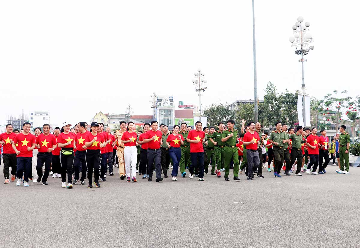 Các đại biểu và hàng nghìn người dân tham gia chạy hưởng ứng trên các tuyến đường trung tâm phường Trường Vinh. Ảnh: Ngọc Anh