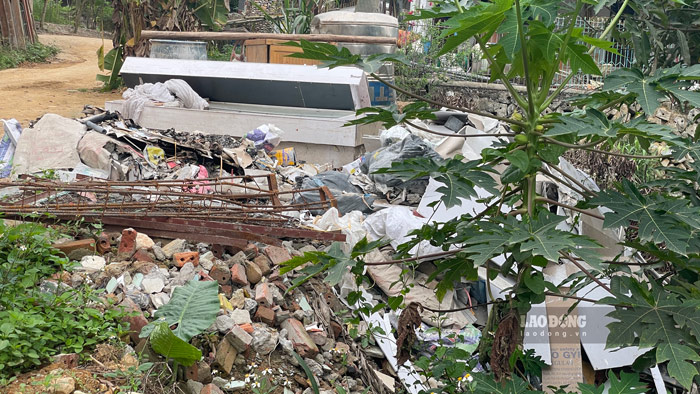 Những dấu vết bánh xe mới đổ rác cạnh dòng suối nơi người dân phản ánh. Ảnh: Đinh Đại