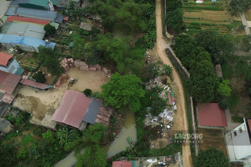 Rác thải sinh hoạt và rác xây dựng đổ bừa bãi dọc bờ suối. Ảnh: Đinh Đại