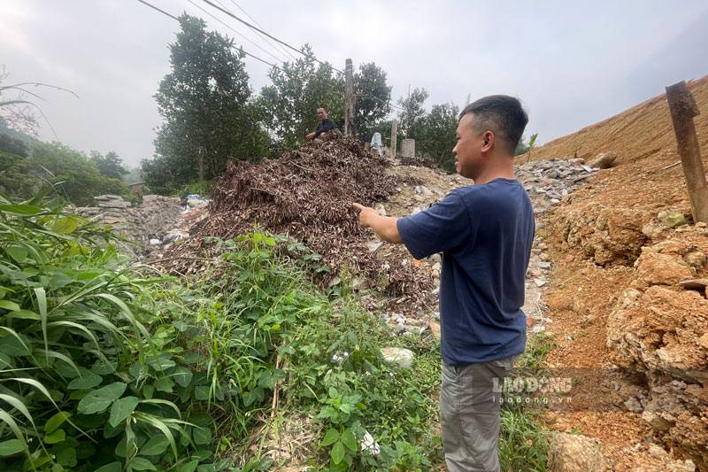 Người dân cho rằng nếu dòng suối bị thu hẹp sẽ làm tăng nguy cơ bị ngập lụt như các năm 2024-2025. Ảnh: Đinh Đại