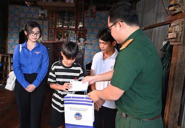 Đoàn viên, thanh niên Tổng công ty Ba Son tặng quà cho các em học sinh có hoàn cảnh khó khăn, đạt thành tích xuất sắc trong học tập.