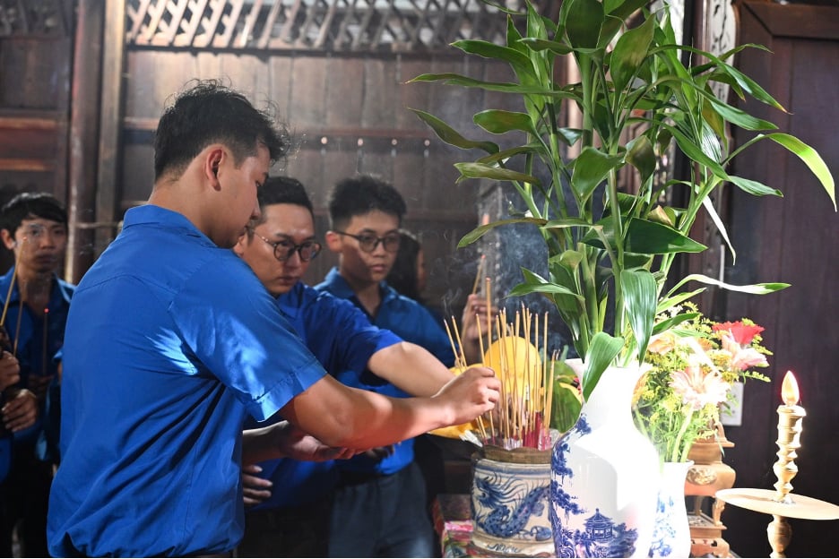 Đoàn viên, thanh niên Tổng công ty dâng hương, dâng hoa cho Chủ tịch Tôn Đức Thắng. Ảnh: Trà My