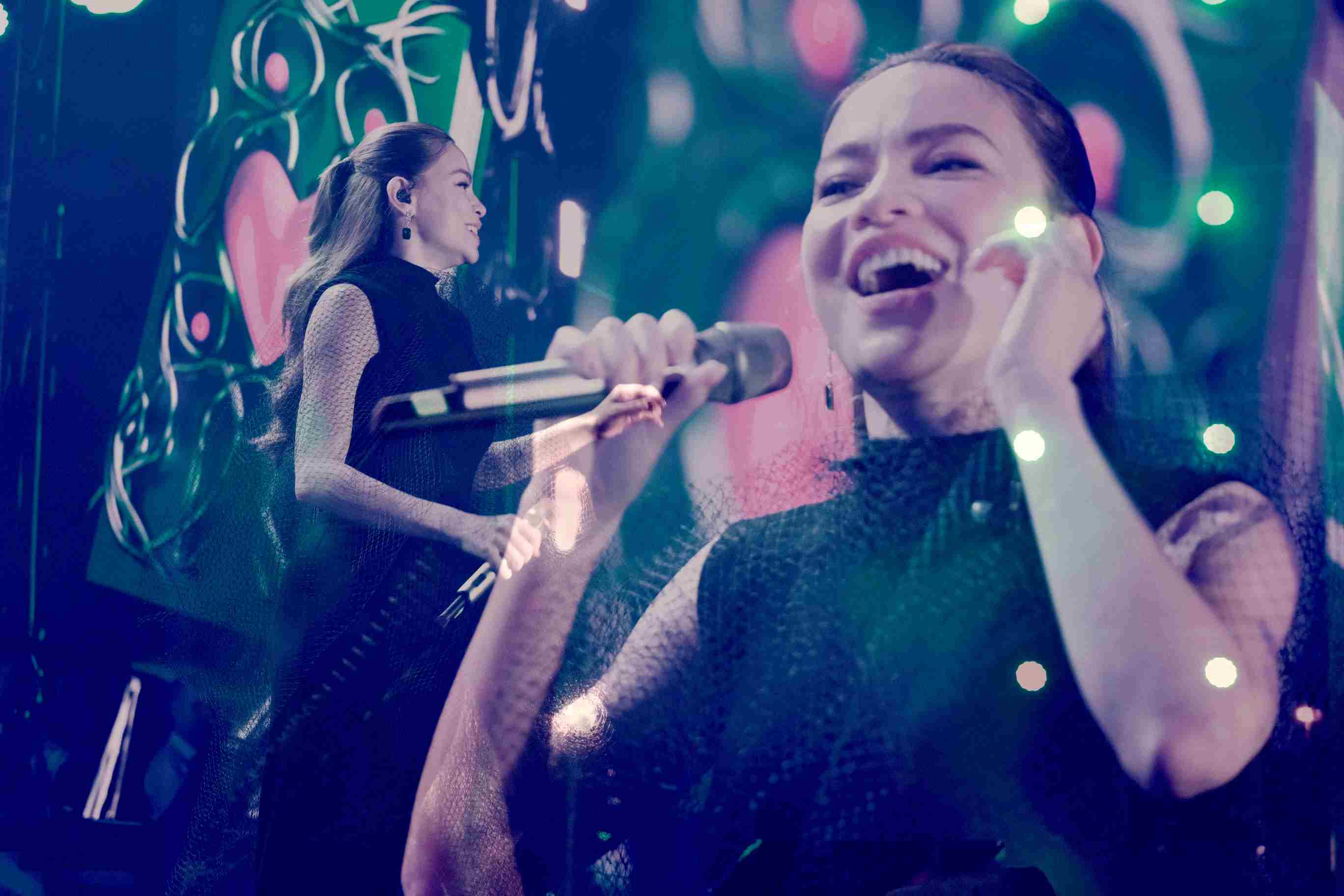 Ho Ngoc Ha appears in the "Linh Cam" live show with a series of familiar songs. Photo: BTC