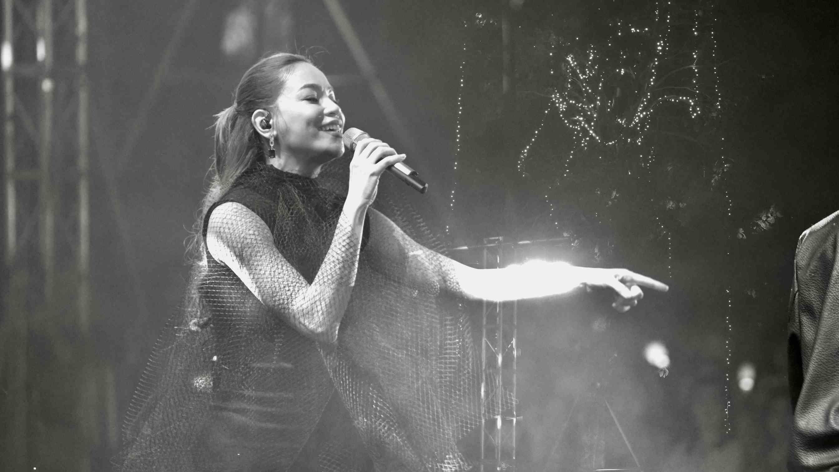 Phần biểu diễn của Hồ Ngọc Hà với các ca khúc quen thuộc tại đêm nhạc. Ảnh: BTC