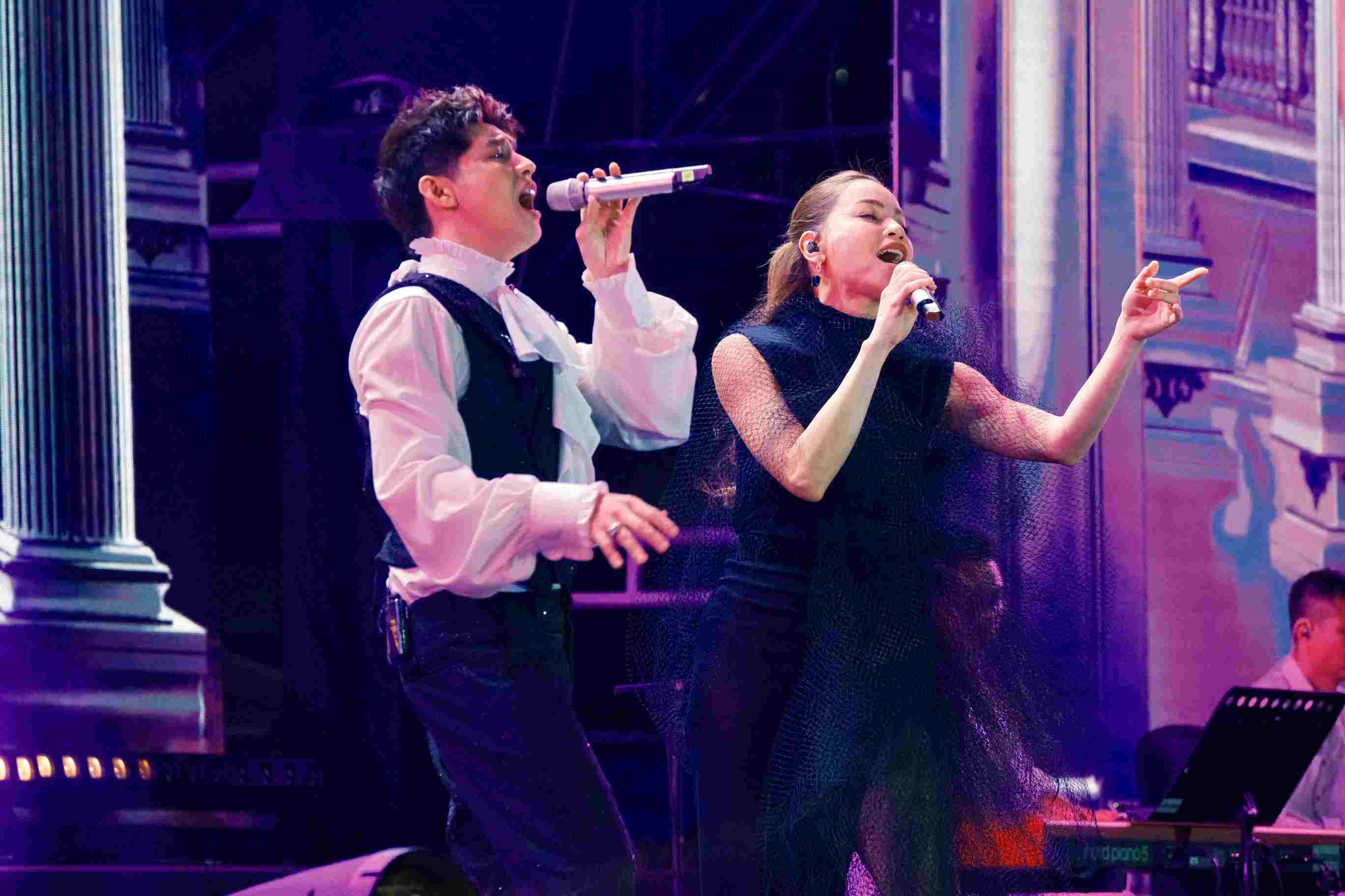 Hồ Ngọc Hà song ca cùng Noo Phước Thịnh tại show diễn. Ảnh: BTC