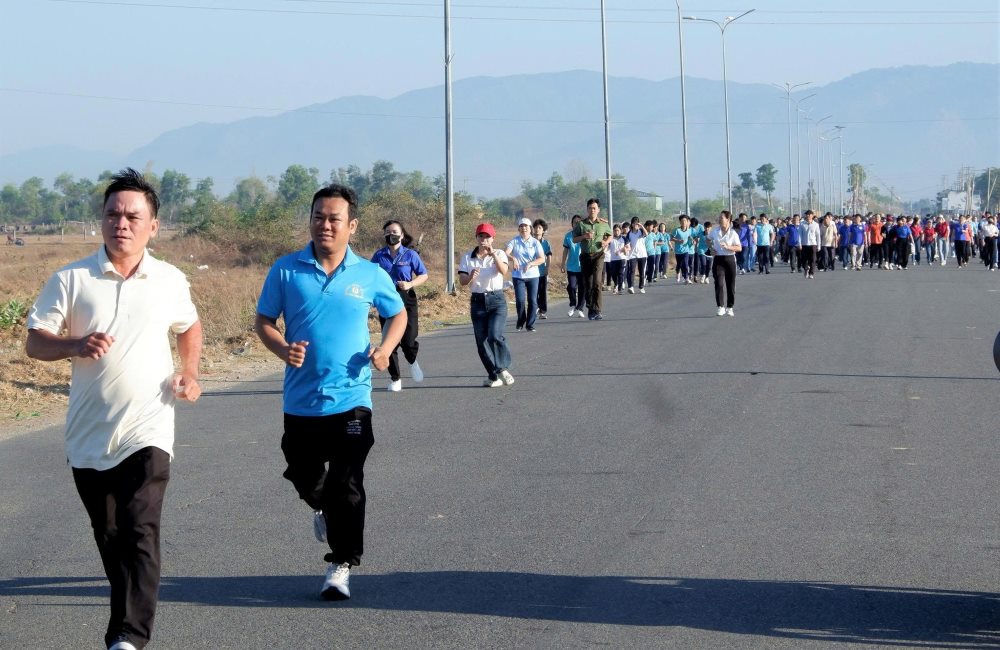 Cán bộ viên chức, người lao động và công nhân chạy trong Khu công nghiệp Hàm Kiệm II. Ảnh: Phạm Duy