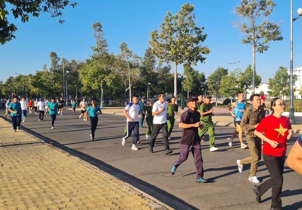 Phường Hàm Thắng tổ chức Ngày chạy Olympic thu hút đông đảo người dân tham gia. Ảnh: Phạm Duy