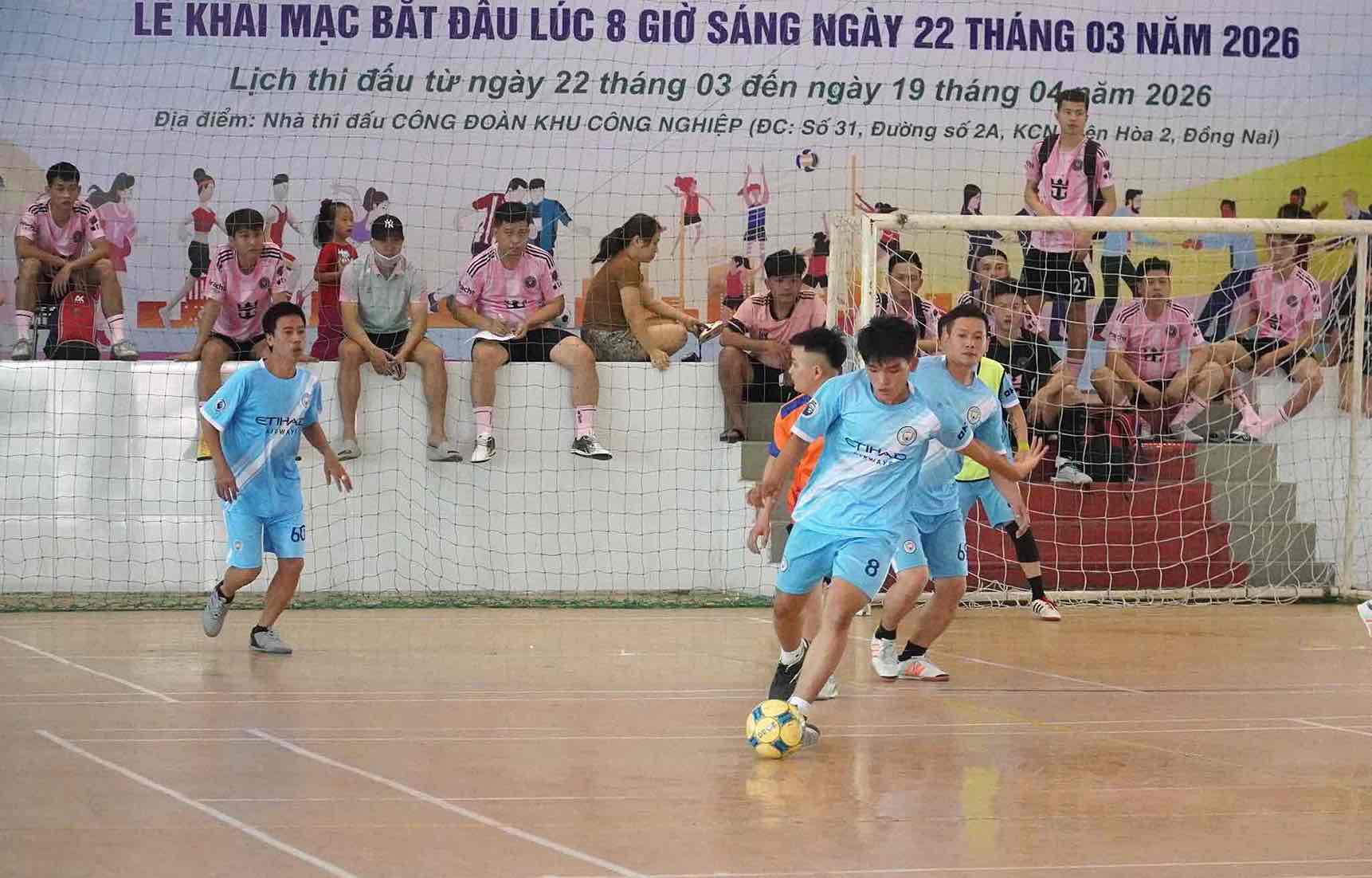 Công nhân lao động thi đấu bộ môn bóng đá nam. Ảnh: HAC