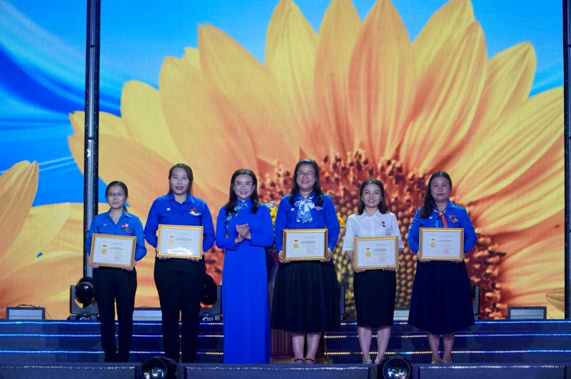 Các cá nhận được tặng thưởng Kỷ niệm chương “Vì thế hệ trẻ“. Ảnh: Lý Linh