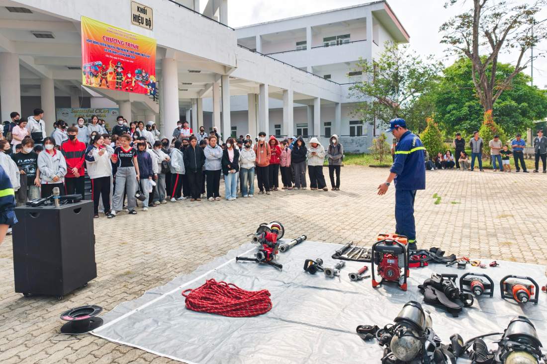 Các trang thiết bị được giới thiệu và hướng dẫn cách sử dụng.