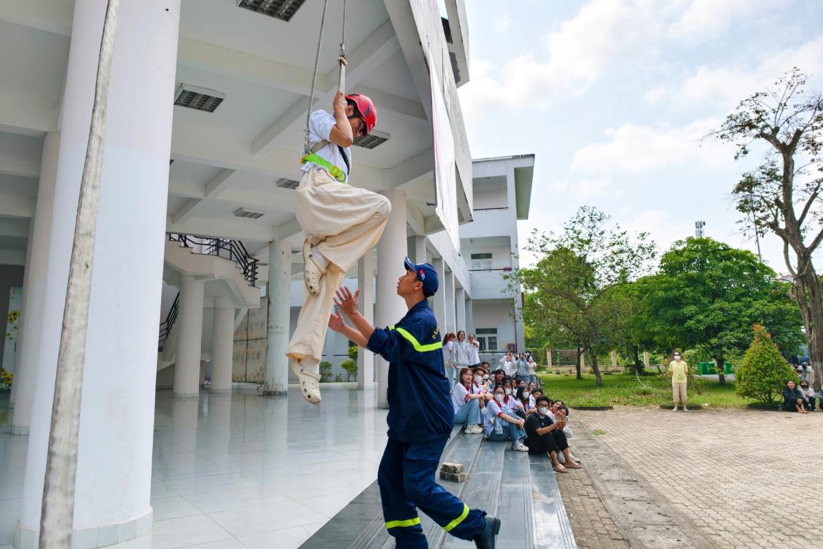 Sinh viên thực hành thoát nạn từ trên cao bằng dây hạ chậm.