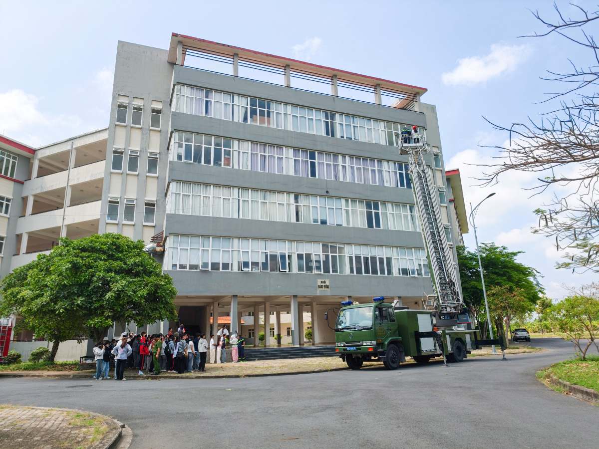 Sinh viên tham quan, trải nghiệm xe thang 32m.