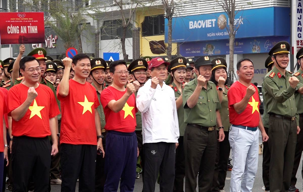 Delegates participate in the race right after the opening ceremony of the Olympic Running Day "For the health of the whole people - For national security". Photo: Doan Hung