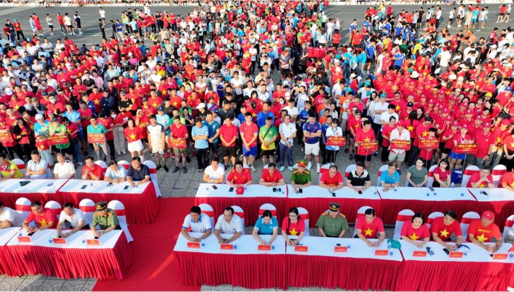 Hàng nghìn cán bộ, công chức, viên chức, lực lượng vũ trang, đoàn viên, thanh niên, học sinh, sinh viên và Nhân dân đã có mặt tại Quảng trường Trần Quang Khải để tham gia. Ảnh: Văn Vũ