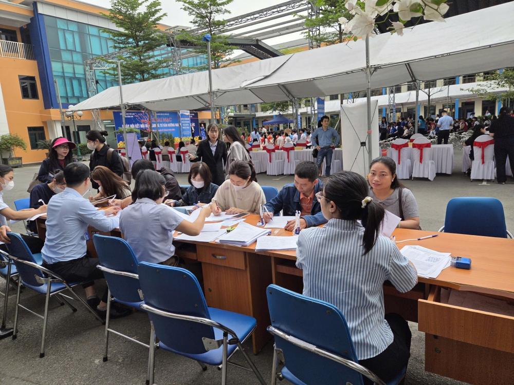 The demand for recruiting unskilled labor accounts for 57.7% of the total demand at the job transaction session co-organized by the Employment Service Center. Photo: Hoang Huyen
