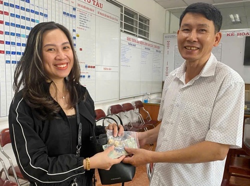 Railway staff return assets worth more than 100 million VND to passengers. Photo: VNR