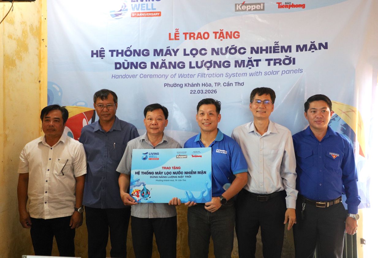 Đại diện nhà tài trợ, đơn vị tổ chức trao trao tặng hệ thống lọc nước cho phường Khánh Hòa (TP Cần Thơ). Ảnh: Phương Anh