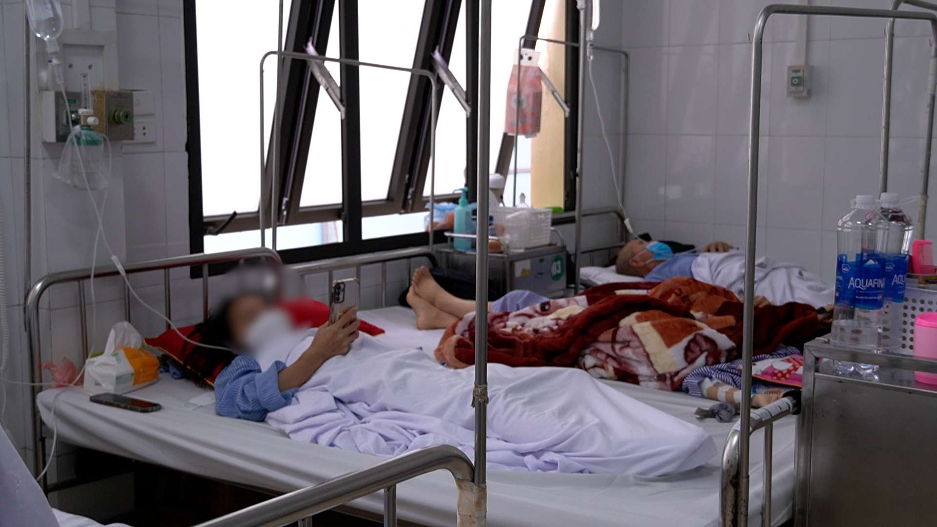 Pensando que había perdido peso debido a la preparación para el examen, un paciente de 17 años contrajo repentinamente tuberculosis pulmonar grave. Foto: Phuong Anh