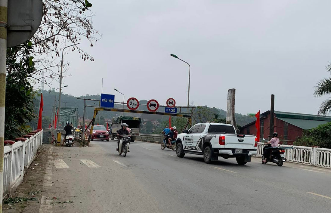 Dù có biển báo hạn chế chiều cao nhưng cầu Yên Bái liên tục xảy ra sự cố. Ảnh: Người dân cung cấp 
