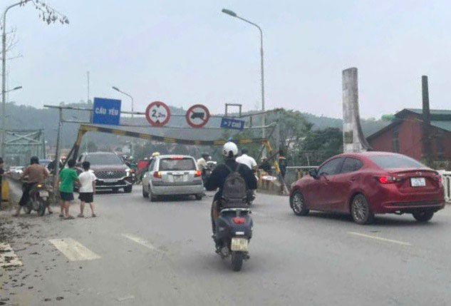 Yen Bai bridge continuously damaged with height limit signs. Photo: People provided