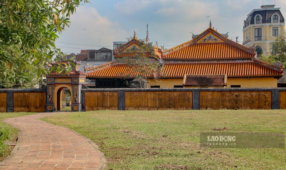 Điện Long Ân giữ vai trò trung tâm, là nơi đặt án thờ các vua, thể hiện rõ nét kiến trúc cung đình Huế.