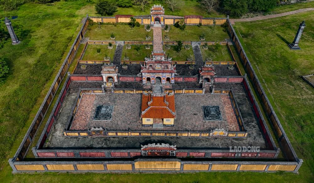 Khu di tích này có diện tích khoảng 6ha, gồm 2 công trình chính là lăng mộ vua Dục Đức cùng hoàng hậu (bên phải) và điện Long Ân (bên trái).