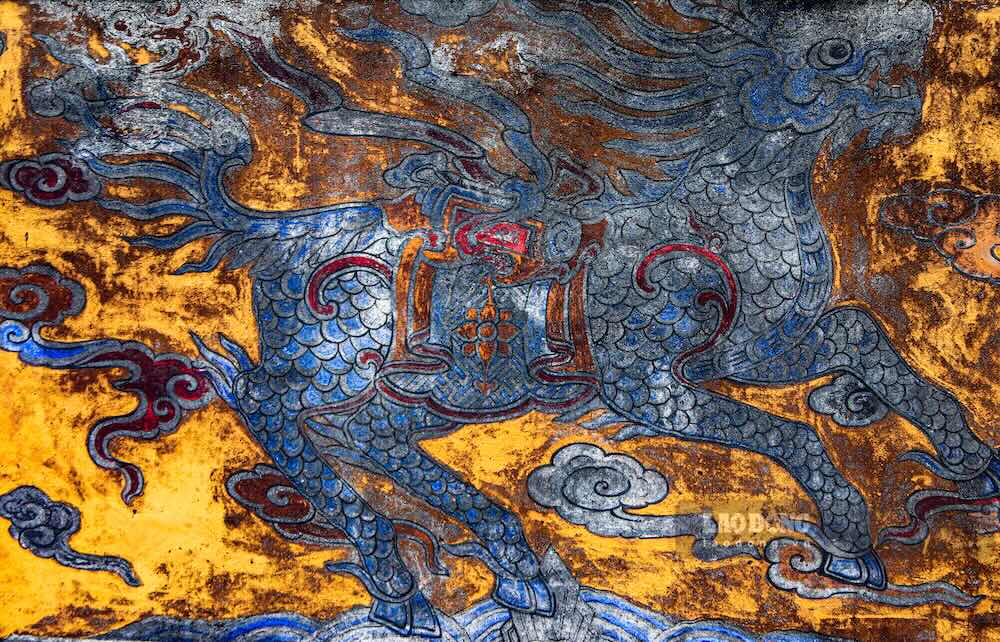 Sự kết hợp giữa gam màu trầm và ánh vàng tạo nên vẻ cổ kính, linh thiêng.