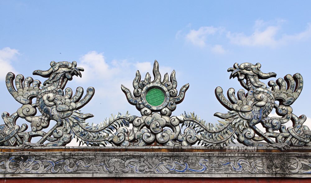 Công trình được trang trí cầu kỳ với nhiều lớp họa tiết, tạo chiều sâu không gian.