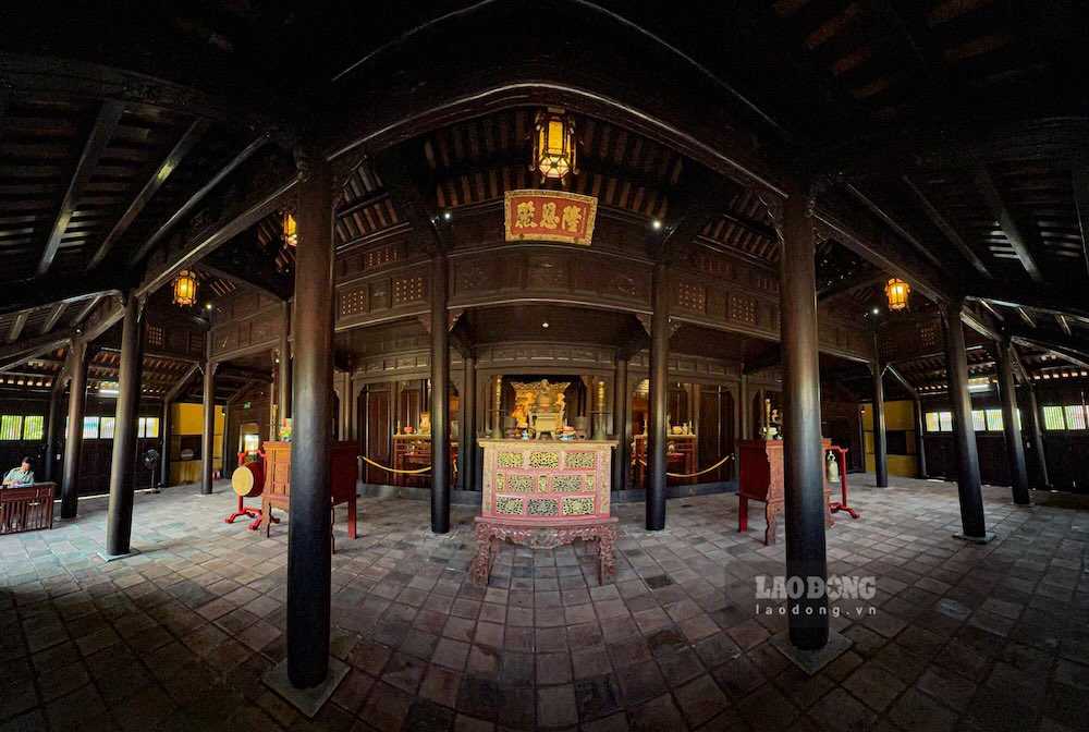 Bên trong điện, không gian thờ tự trang nghiêm với bố cục cân đối, đậm chất truyền thống.