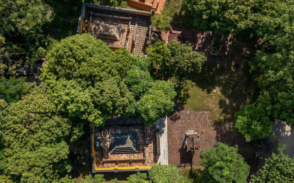 Phía sau là nơi yên nghỉ của vua Thành Thái và vua Duy Tân.