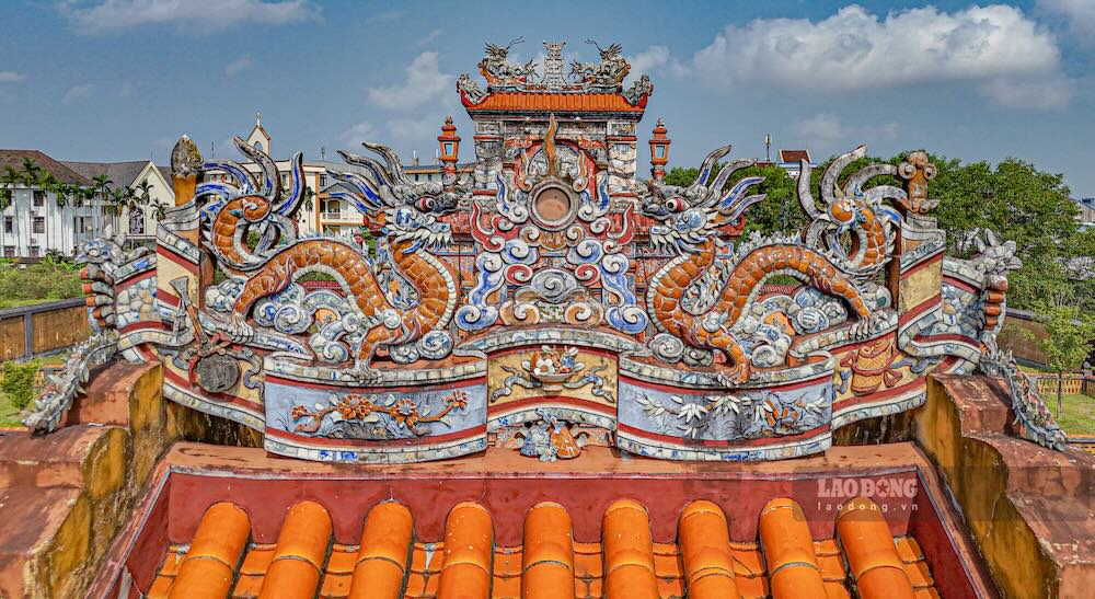 Hoa văn rồng, phượng chạm khắc tinh xảo, thể hiện trình độ mỹ thuật cao của nghệ nhân xưa.