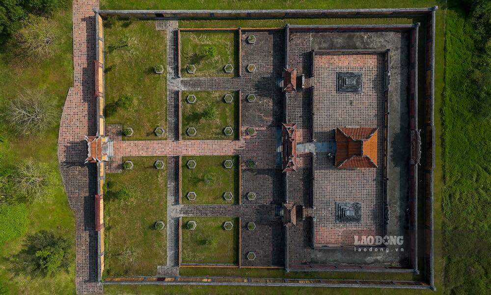 Toàn cảnh nơi an nghỉ của vua Dục Đức cùng Hoàng hậu.