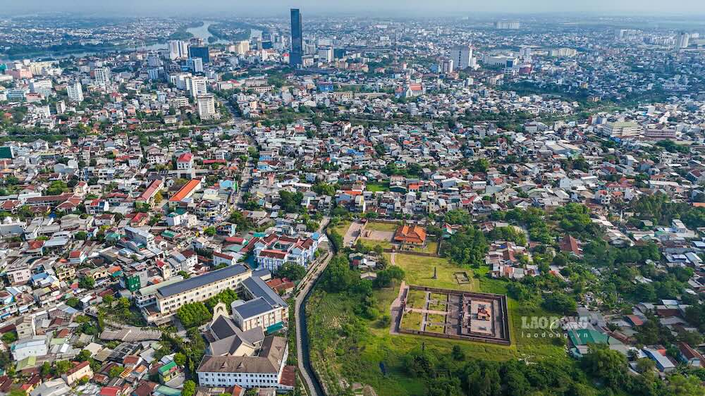 Tọa lạc ở đường Duy Tân (phường An Cựu, TP Huế), An Lăng là nơi yên nghỉ của 3 thế hệ làm vua triều Nguyễn, gồm: Dục Đức (cha, 1852-1883), Thành Thái (con, 1879-1954) và Duy Tân (cháu, 1900-1945).