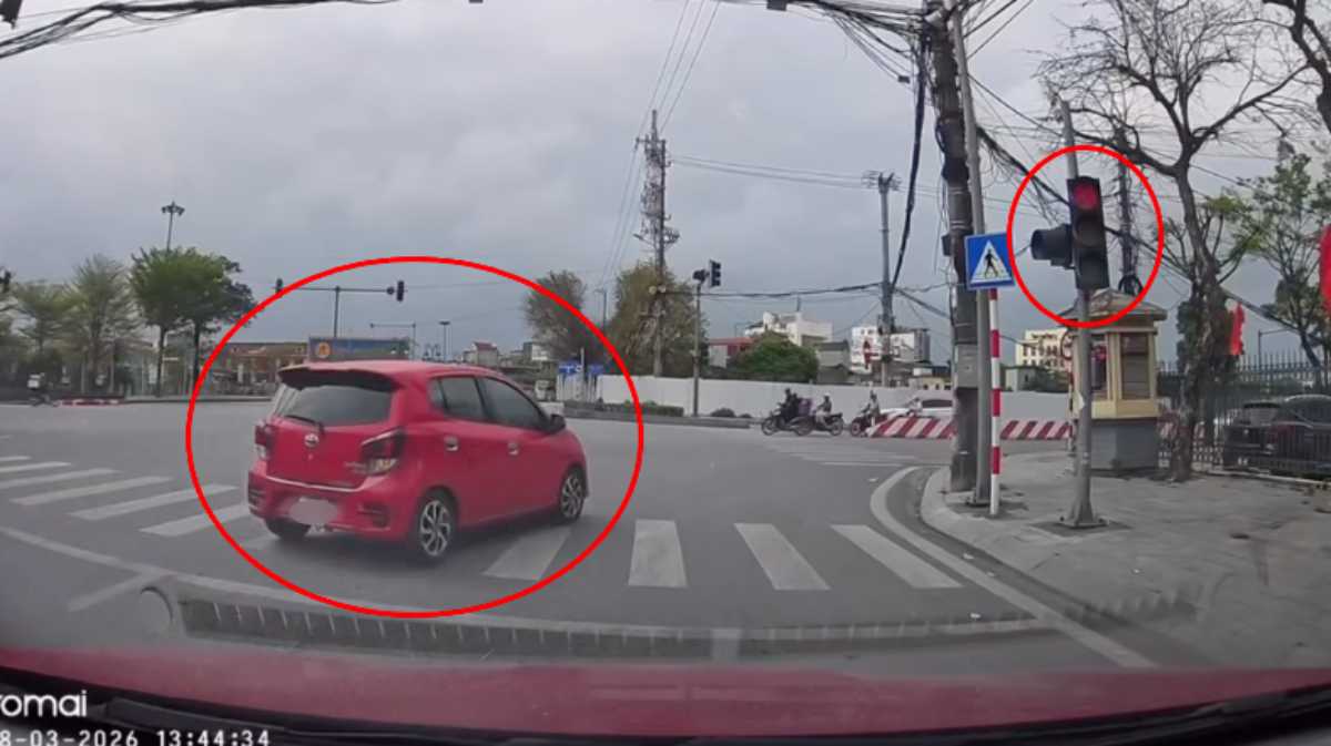 Car running a red light. Photo: Cut from clip