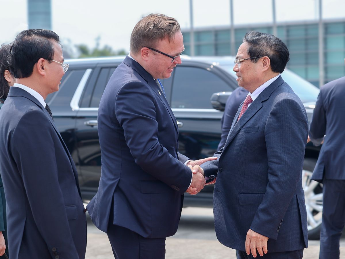 Tham tán Đại sứ quán Nga tại Việt Nam Ivan Nesterov tiễn Thủ tướng Chính phủ Phạm Minh Chính tại sân bay Nội Bài. Ảnh: VGP