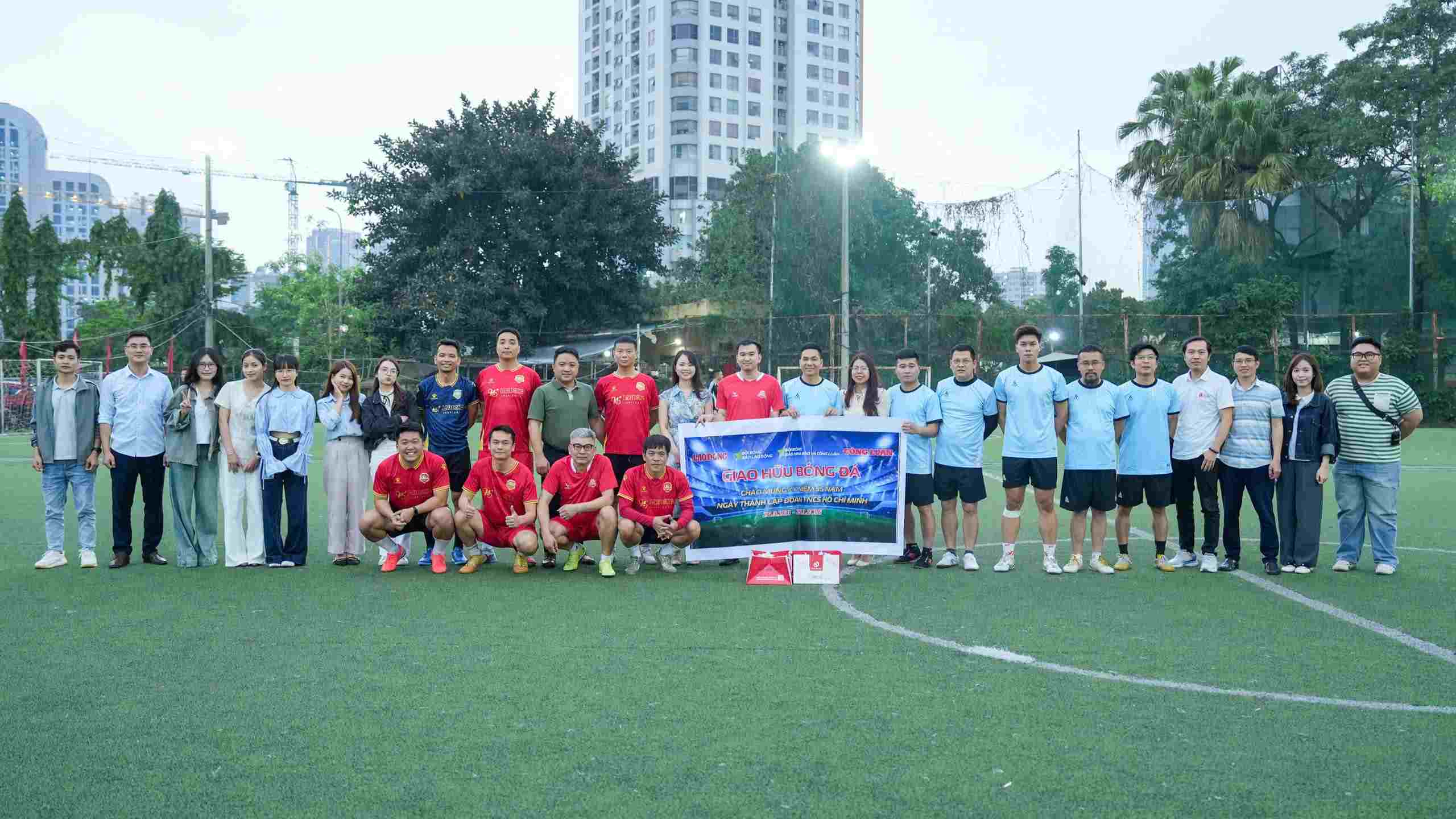 Trận đấu diễn ra sân bóng Yên Hòa (phường Cầu Giấy, TP Hà Nội) giữa đội bóng Chi đoàn Báo Lao Động và đội bóng Chi đoàn Báo Nhà báo và Công luận.