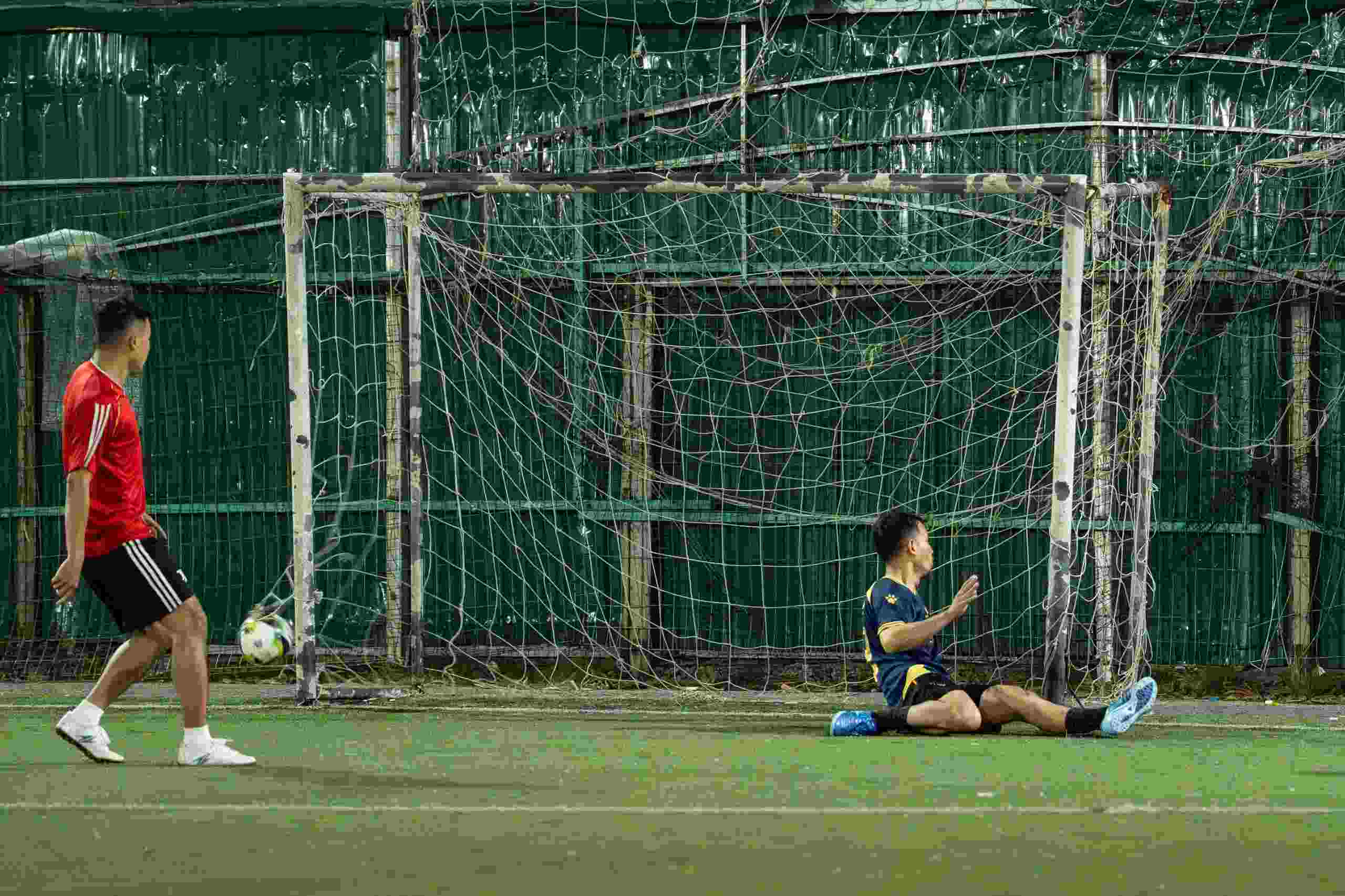 Bàn gỡ hòa đến với đội bóng Báo Nhà báo và Công luận vào cuối hiệp 1. Thủ môn Viên Nguyễn phải vào lưới nhặt bóng sau tình huống dứt điểm góc hẹp quyết đoán của tiền đạo đội khách.