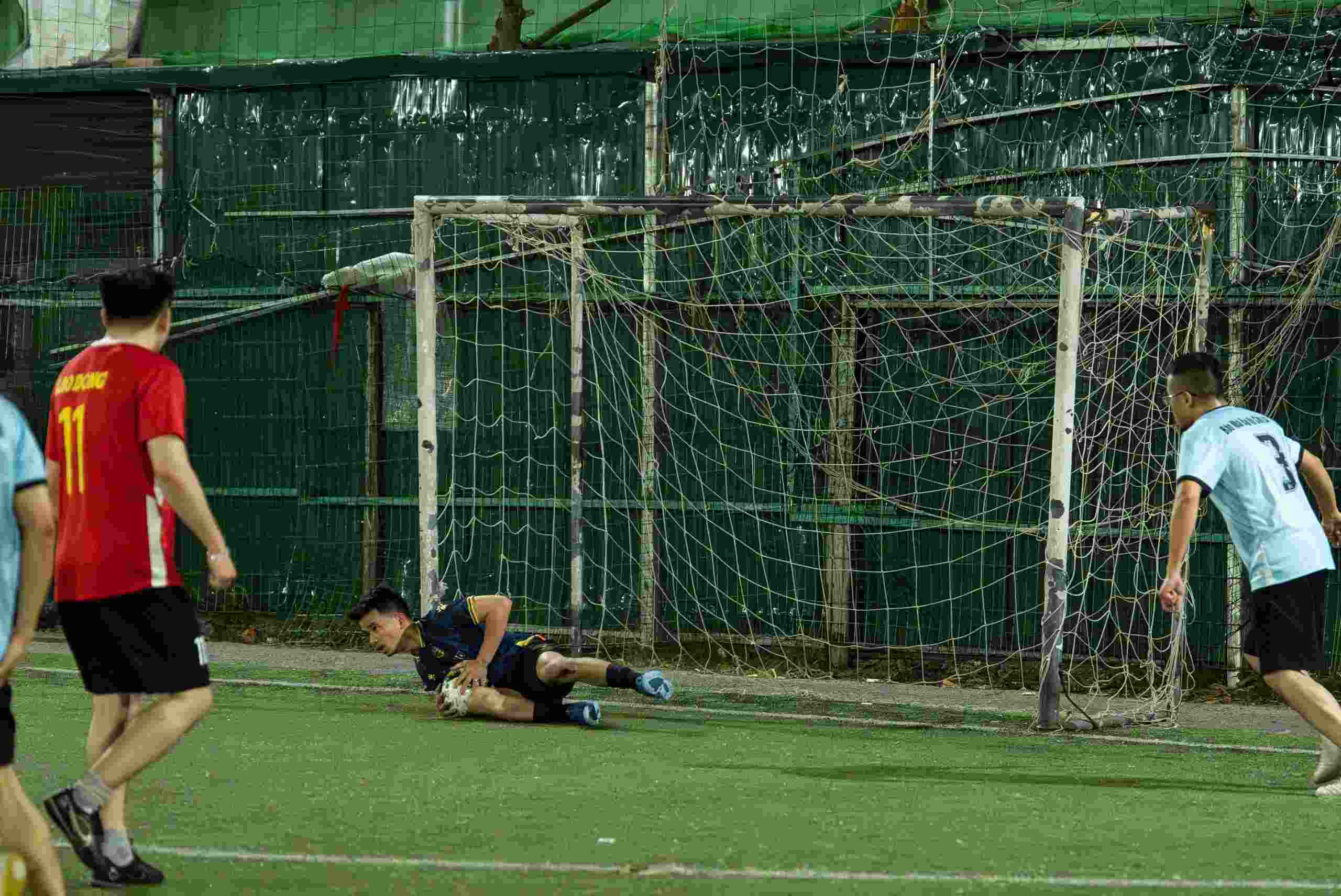 Sau bàn thua sớm, đội khách dồn lên tấn công với nhiều cơ hội rõ ràng.