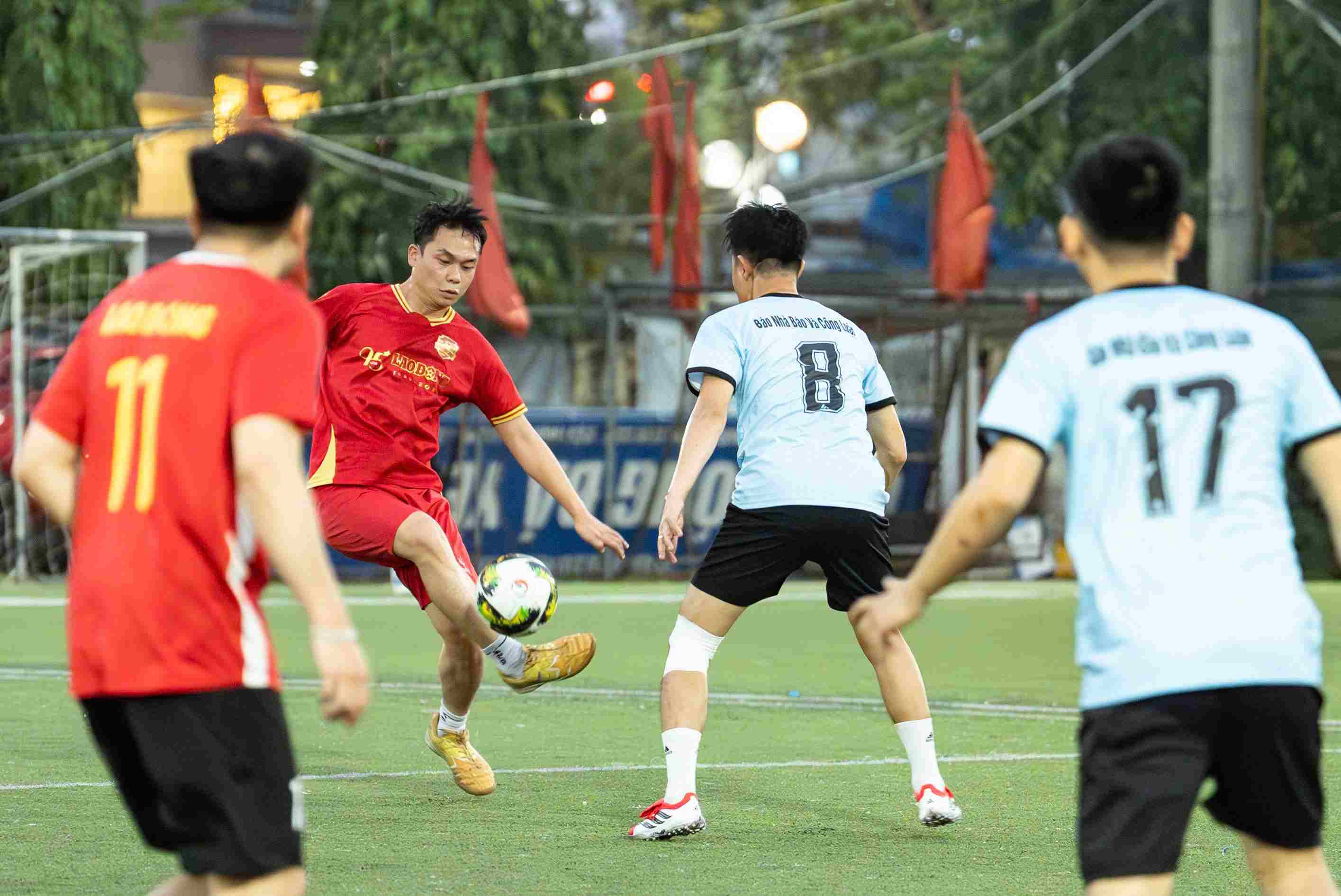 Trong hiệp 2, đội bóng Báo Lao Động chủ động cầm bóng với nhiều pha phối hợp đẹp mắt.