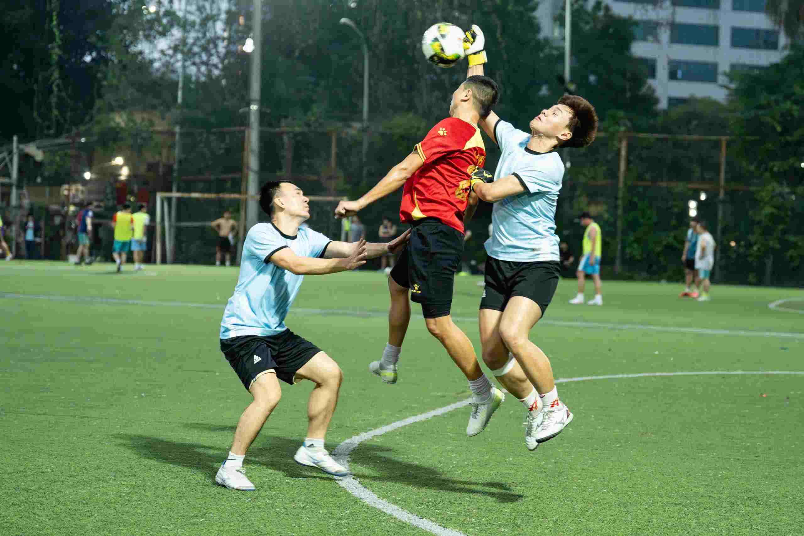 Nhưng bàn thắng thì như chơi trốn tìm với đội chủ nhà, dù nhiều lúc đã đến rất gần.