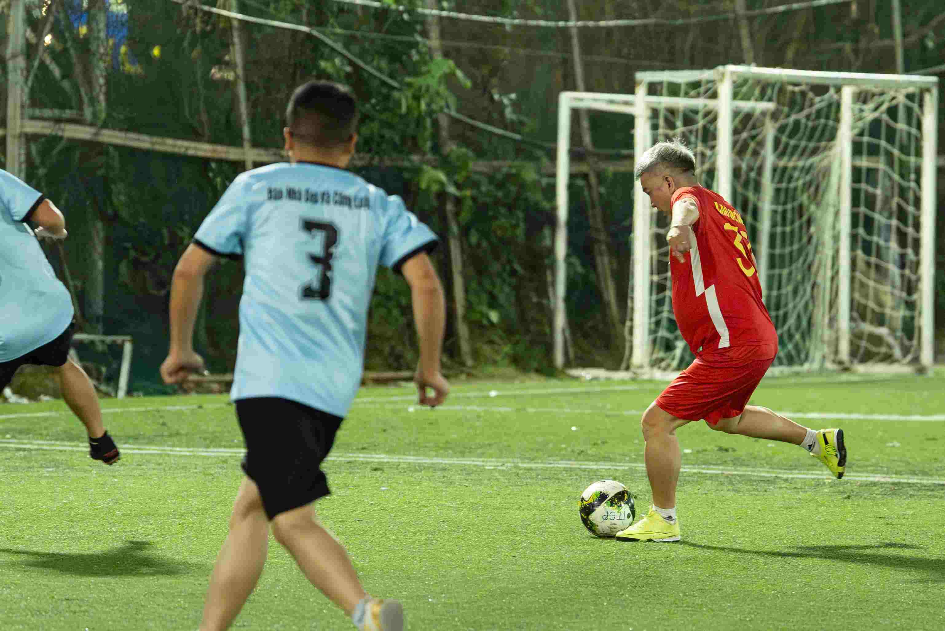 Và một lần nữa cái duyên ghi bàn của lão tướng 52 tuổi lại lên tiếng. Anh tận dụng tốt 2 tình huống dọn cỗ của đồng đội đem về 2 bàn thắng vào 2 phút cuối trận đấu.