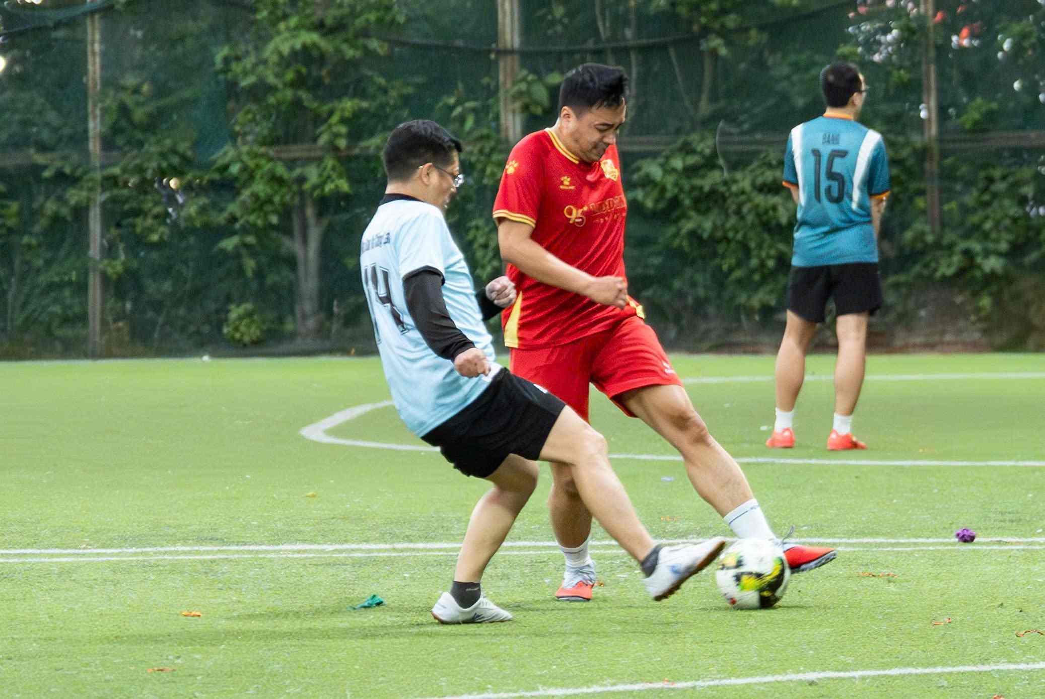 Hai đội thi đấu quyết tâm ngay từ những phút đầu.